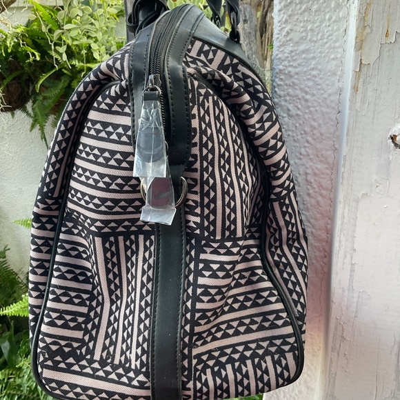 Manaola Lexus Limited Edition Travel Bag & Matching Pouch NWT - Picture 3 of 10